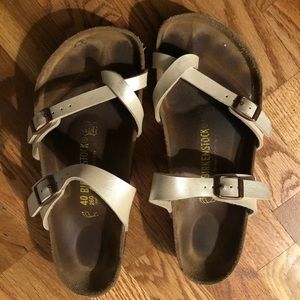 Cross toe Birkenstock’s